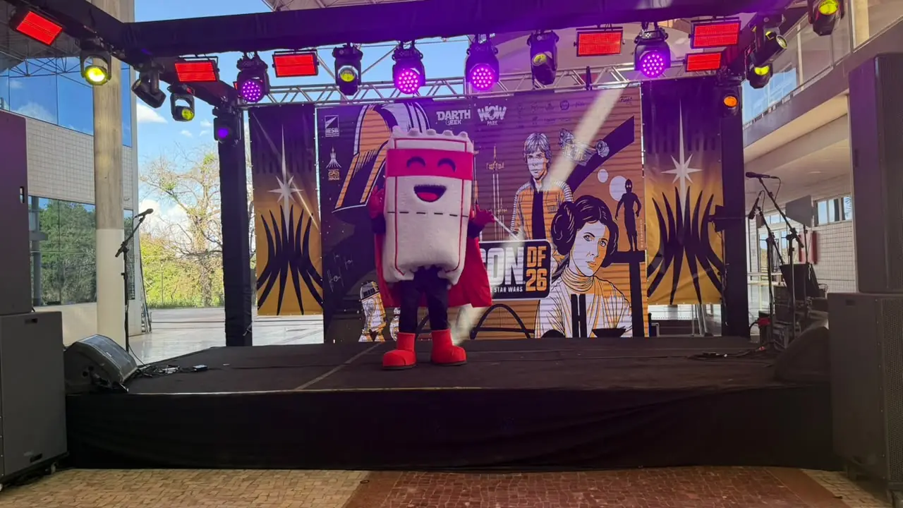 O mascote Ticão no palco da Jedicon DF 26, com iluminação colorida